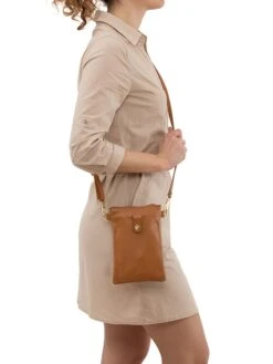 Leren Schoudertas "Erica" Lichtbruin - (B)14 X (H)21 X (D)1 Cm -Gstar Kleding Winkel anna morellini leren schoudertas erica lichtbruin b 14 x h 21 x d 1 cm 5