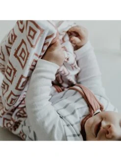 Babyslaapzak Wit/lichtroze 15 Babyslaapzak Wit/lichtroze -Gstar Kleding Winkel emmaandnoah babyslaapzak wit lichtroze 4