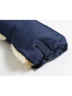 Handwarmer Met Lamsvacht "Biggy" Donkerblauw - (L)22x (B)45 Cm -Gstar Kleding Winkel kaiser naturfellprodukte handwarmer met lamsvacht biggy donkerblauw l 22x b 45 cm 1