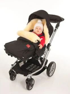 Voetenzak Met Lamsvacht "Duub" Zwart - (L)88 X (B)47 Cm 10 Voetenzak Met Lamsvacht "Duub" Zwart - (L)88 X (B)47 Cm -Gstar Kleding Winkel kaiser naturfellprodukte voetenzak met lamsvacht duub zwart l 88 x b 47 cm 3