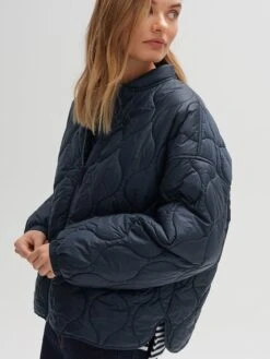 OPUS Tussenjas "Jamine" Donkerblauw -Gstar Kleding Winkel opus tussenjas jamine donkerblauw 2