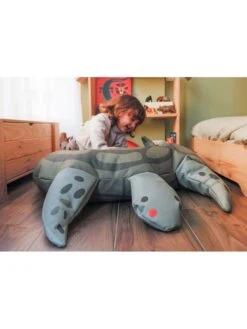 Vloerkussen "Turtle" Groen - (L)120 X (B)80 Cm -Gstar Kleding Winkel the wild hug vloerkussen turtle groen l 120 x b 80 cm 2